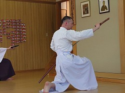 正座より抜きがけないで、鞘で抜く！